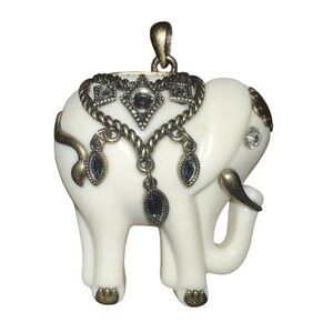 Vintage ▶️ Avon ◀️ NRT Elephant Pendant Lucite With Rhinestones